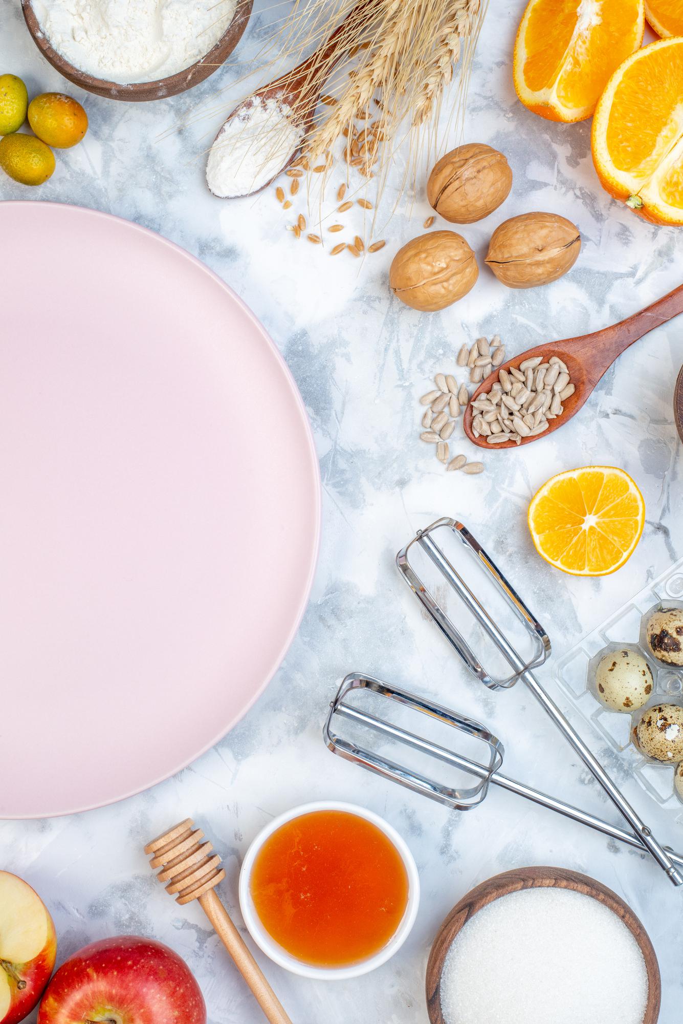 Tavolo da cucina con utensili e ingredienti in palette pastello