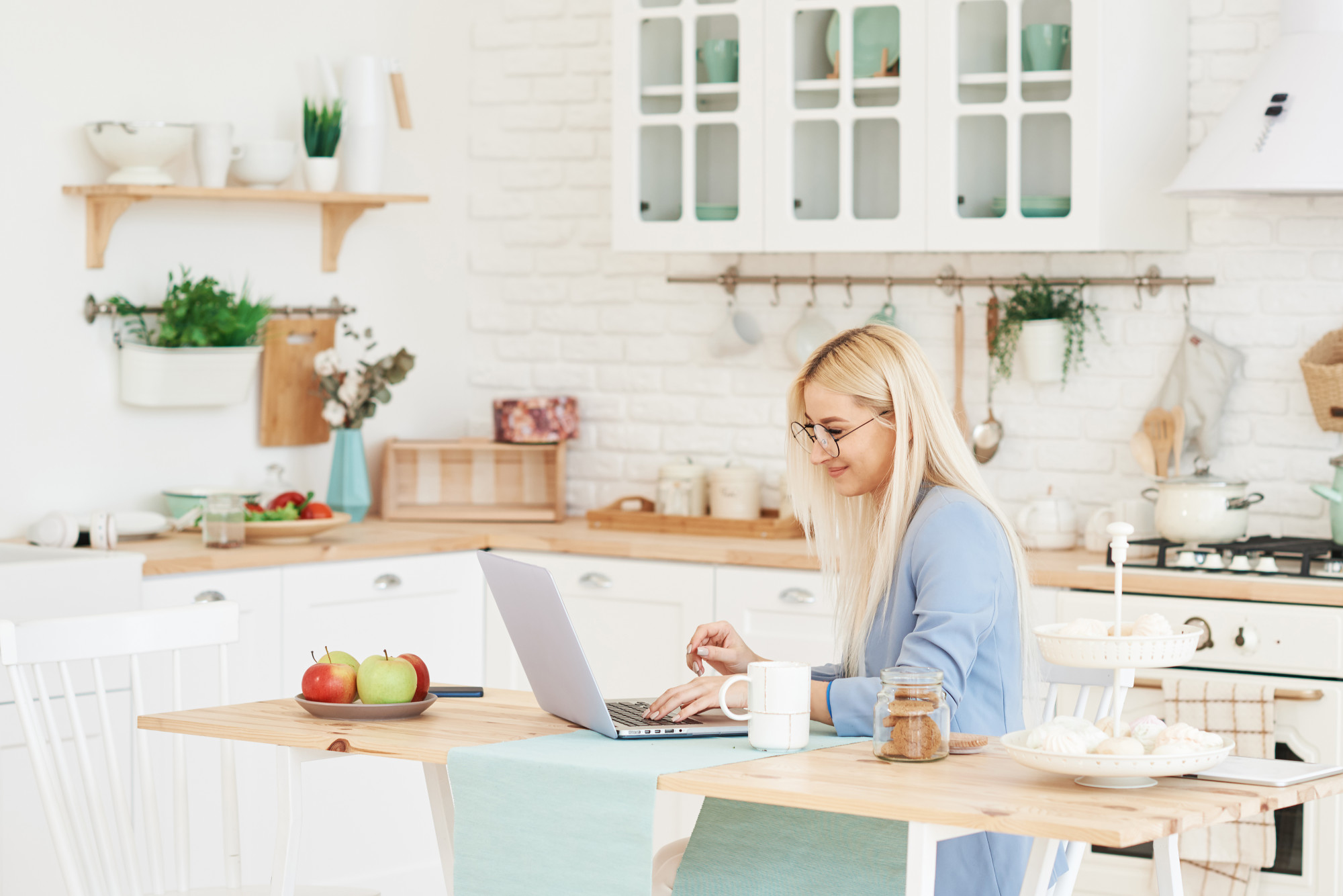 Interno di cucina studio con luce naturale